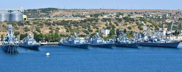 Ударная 30-я дивизия боевых кораблей Черноморского флота ВМФ России в Севастополе. Все корабли могут дать залп 40 ракетами «Калибр» и «Вулкан»