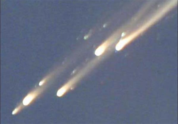 Сгорающие в атмосфере обломки орбитальной станции «Мир»