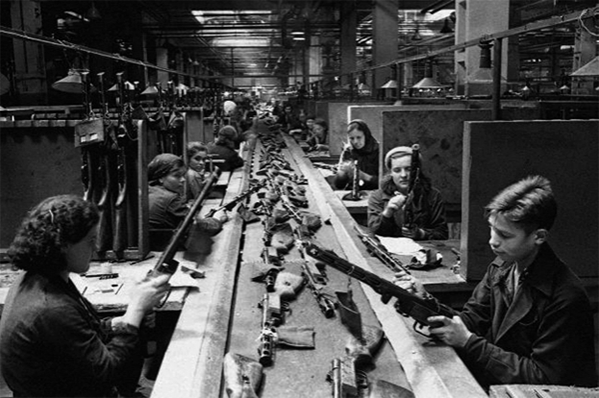 Конвейер сборки пистолета-пулемёта Шпагина на заводе имени Сталина в Москве, 1942 г.