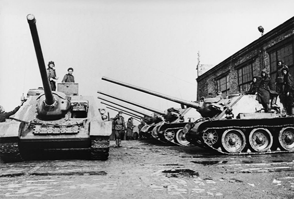 Советские самоходные установки СУ-100 во дворе завода «Уралмаш» перед отправкой на фронт. Свердловск. 1944 г.
