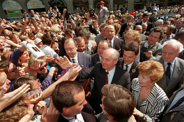 Михаил Горбачев в столице ФРГ Бонне. 13 июня 1989 г.