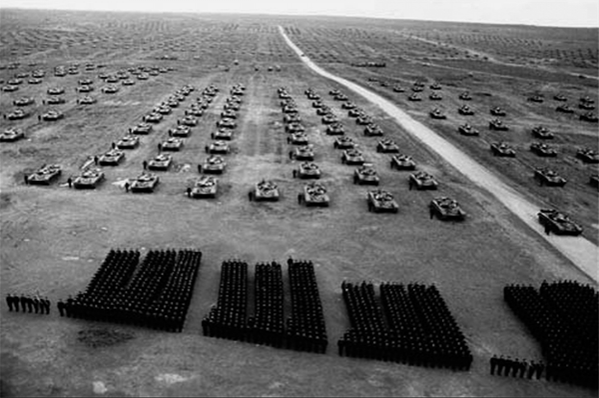 Танковые учения «Запад», 1981 год. На тот момент ССCP имeл 60 тыcяч танков. Фотография бескрайнего «танкового океана» обошла все газеты мира
