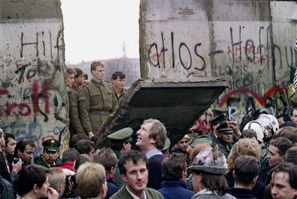 Падение Берлинской стены. Жители ГДР еще не представляют, что ждет их за пределами эйфории…