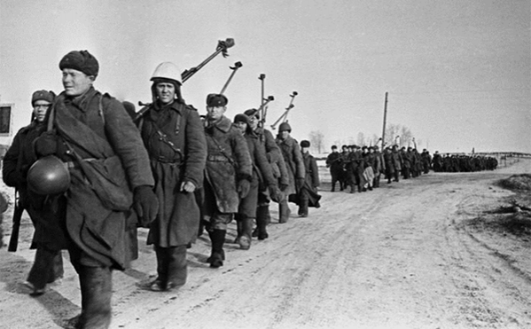 Бойцы истребительного противотанкового батальона на пути к Вязьме после боёв за Ржев, 4 марта 1943 года. Фото В. С. Кинеловского