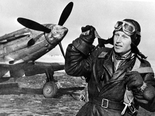 Трижды Герой Советского Союза Александр Иванович Покрышкин у боевого самолета. 1 октября 1942 г.