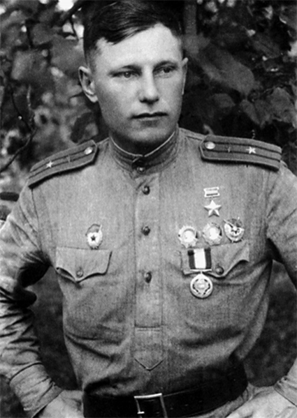 Командир эскадрильи Герой Советского Союза гвардии майор А.И. Покрышкин. Лето 1943 г.