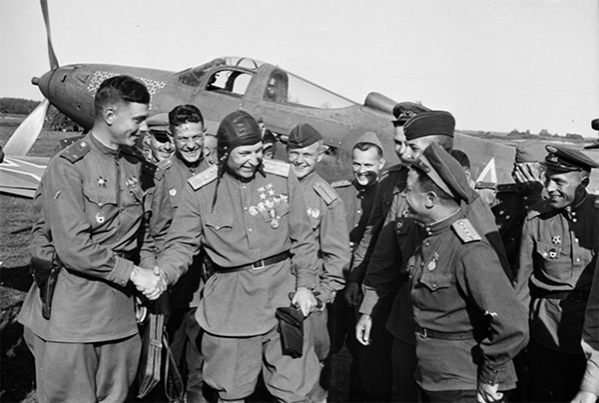 Герой Советского Союза летчик Александр Покрышкин. Июнь–июль 1944 г.