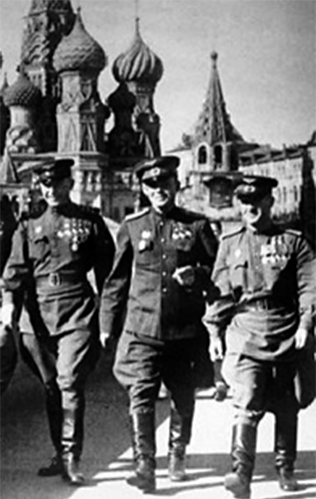 Трижды Герой Советского Союза летчик Александр Покрышкин, дважды Герой Советского Союза Григорий Речкалов и Николай Гулаев (слева направо) на Красной площади