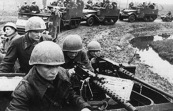 Колонна 13-й гвардейской механизированной бригады на марше, перед наступлением в районе озера Балатон