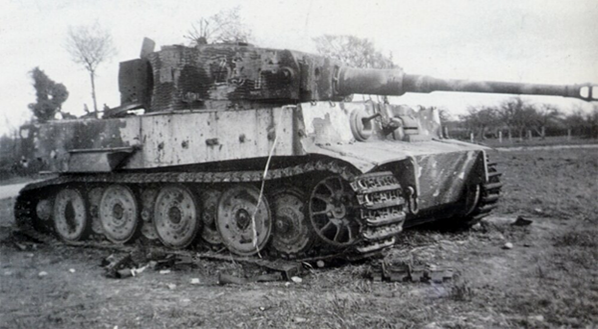 Уничтоженный германский танк «Тигр» у озера Балатон в Венгрии
