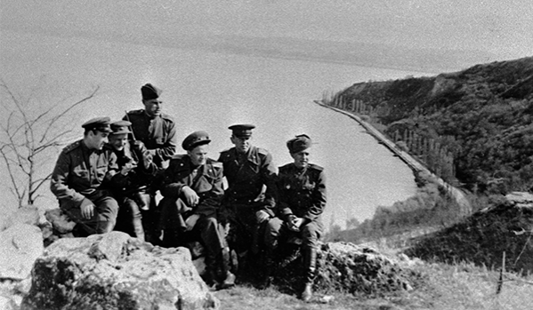 Офицеры и солдаты 3-го Украинского фронта на берегу озера Балатон. Март 1945 г.