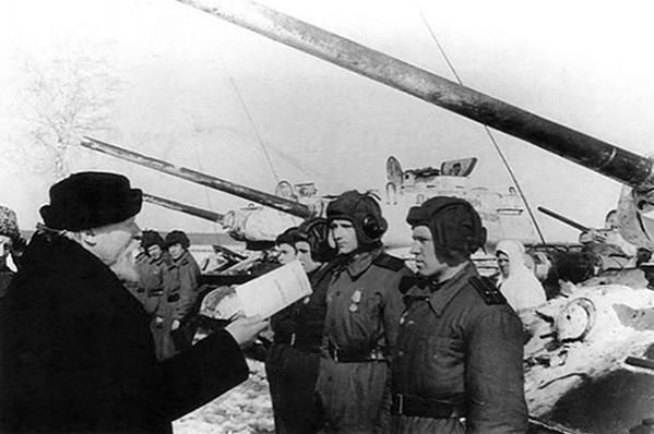 Митрополит Николай вручает танкистам документы о построении танковой колонны «Димитрий Донской»