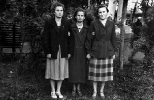 Валентина Терешкова, ее сестра Людмила и подруга Галина Марзаева в годы учебы в техникуме. 1956 г.