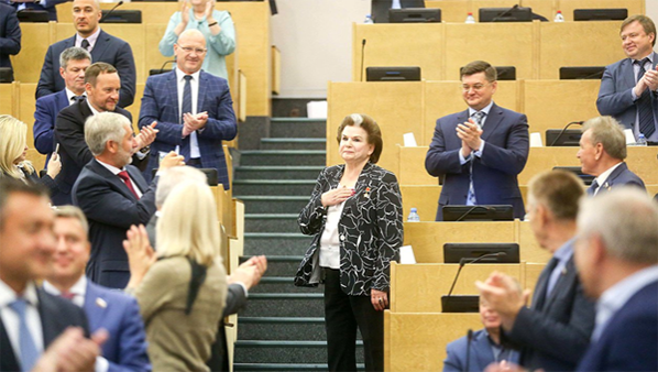 Валентина Владимировна принимает поздравления от коллег-депутатов Государственно Думы РФ