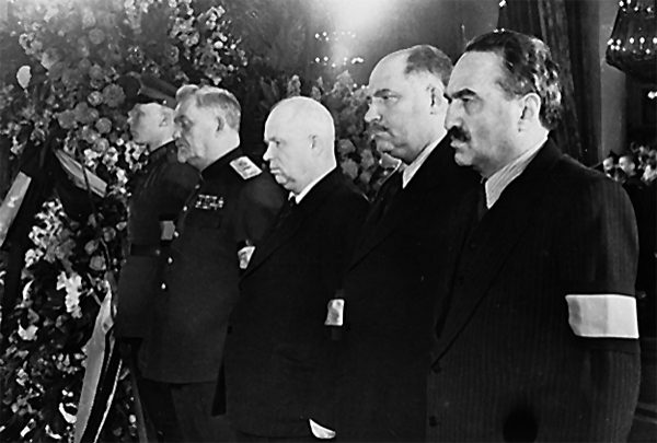 Справа налево: Анастас Микоян, Лазарь Каганович, Никита Хрущёв, Николай Булганин в почётном карауле у гроба с телом Иосифа Сталина в Колонном зале Дома союзов