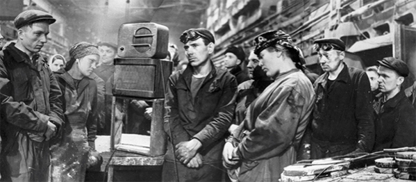 Рабочие завода «Динамо» слушают сообщение о смерти Иосифа Сталина