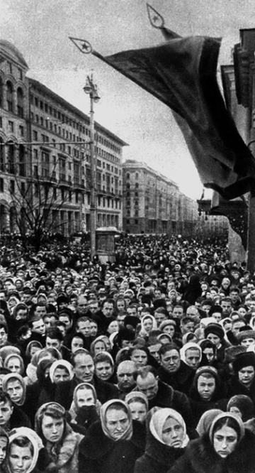 Москвичи на улице Горького во время похорон И. В. Сталина. 9 марта 1953 г.