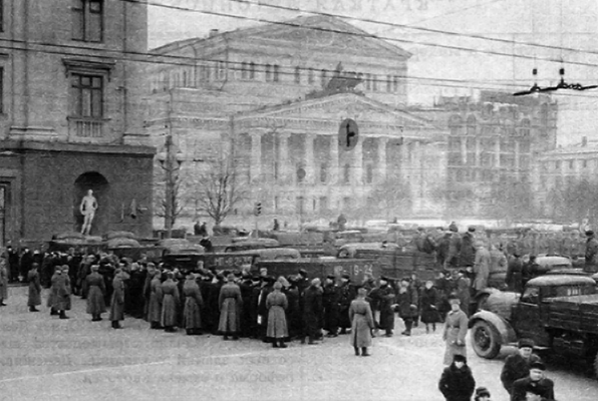 Потоки толпы в день похорон Сталина пытались регулировать с помощью грузовиков ЗиС-150 и ЗиС-151