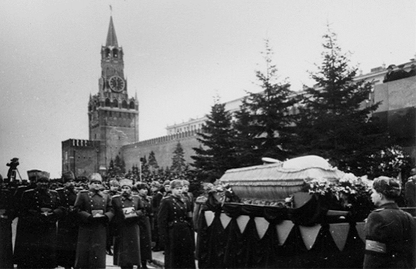 Малиновский, Конев, Соколовский, Будённый, Тимошенко, Говоров с наградами Сталина перед его гробом