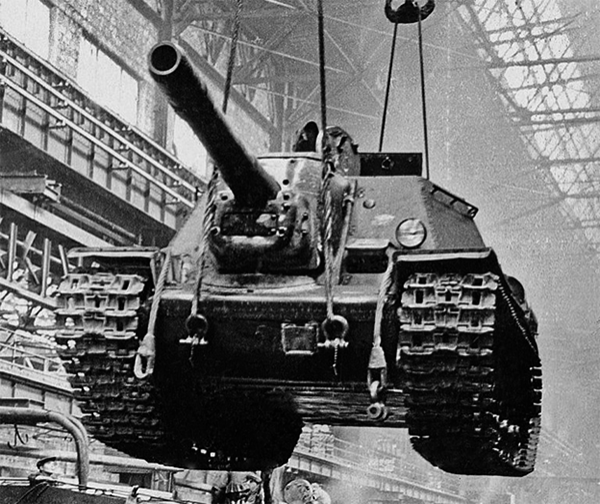 Готовая СУ-152 в цеху Кировского завода, Челябинск, 1943 г.