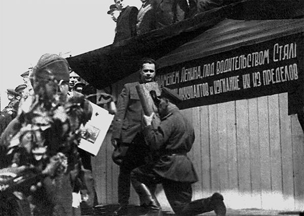 Первый секретарь Челябинского обкома ВКП(б) Николай Патоличев передает Наказ командиру бригады полковнику В. И. Коновалову. 9 мая 1943 г.