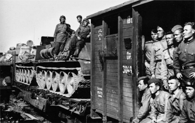 Эшелон Уральского добровольческого танкового корпуса, направляющийся на фронт. На платформах танки Т-34-76 и САУ СУ-122