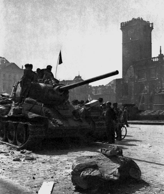 Танк Т-34-85 29-й гвардейской мотострелковой бригады 10-го гвардейского Уральского добровольческого танкового корпуса на площади Праги