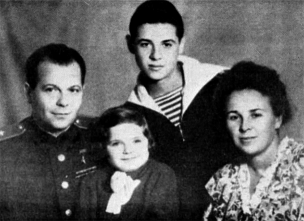 Ж. Я. Котин с женой, сыном Феликсом и дочерью Надей. 1948 г.