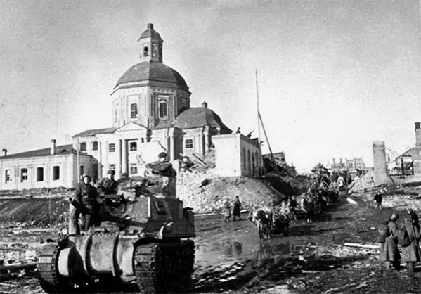 Советские солдаты на американском танке M3 Lee едут по освобождённой Вязьме. 1943 г.