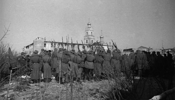 Городские руины Вязьмы после освобождения. Саперы Красной Армии разбирают завалы на реке от разрушенного моста. Весна 1943 г.
