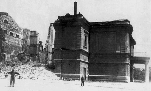 Разрушенное здание Херсонского городского театра, 1944 г.