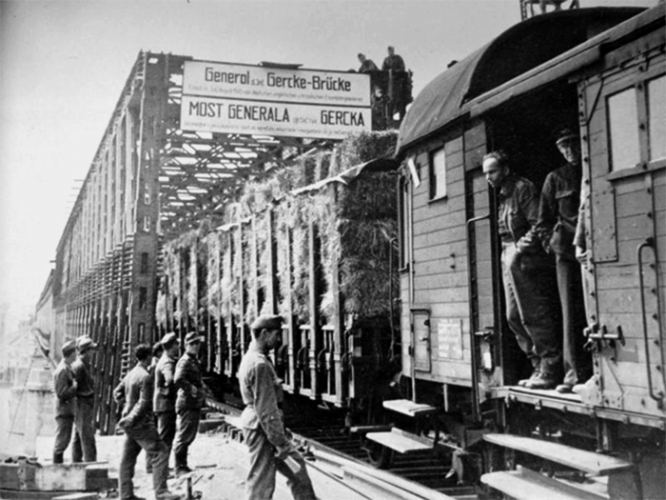 Немецкий железнодорожный состав проезжает по «мосту генерала Герке» над Южным Бугом в городе Первомайске Николаевской области. Август, 1943 г.