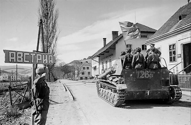 Советские самоходные орудия переходят границу. 1945 г.