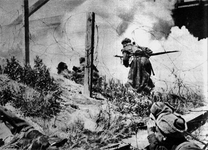 Советские солдаты ведут бой за Имперский мост. 3-й Украинский фронт. Вена