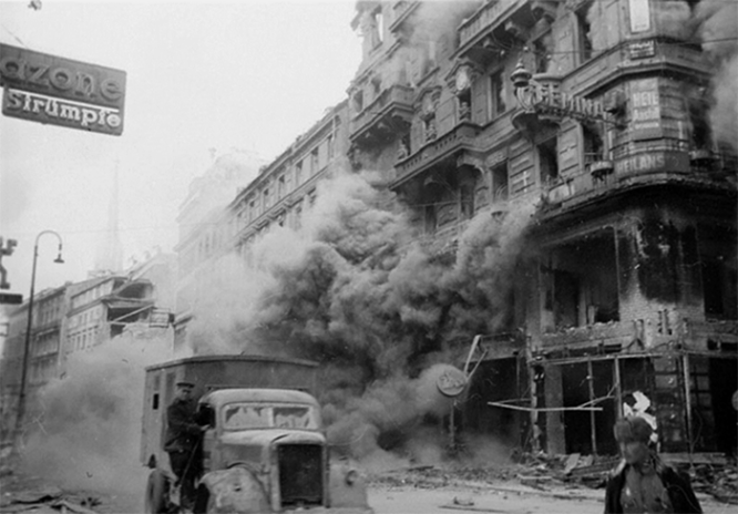 Уличные бои на одной из улиц Вены. Весна 1945 г.