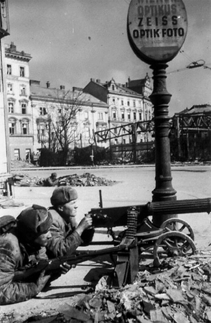 Пулеметчики ведут уличный бой в центральной части Вены. 1945 г.