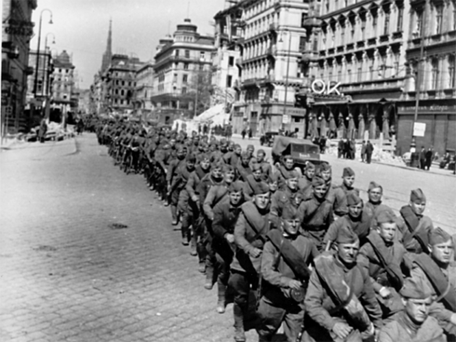 Советские войска во взятой Вене