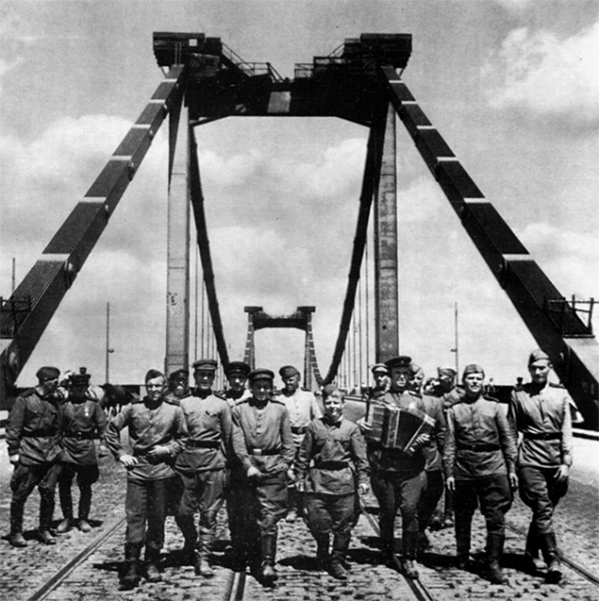 Советские солдаты переходят мост через Дунайский канал в Вене. Май 1945 г.