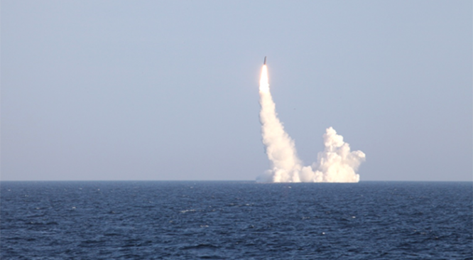Запуск баллистической ракеты стратегического ракетного «Булава» с атомного подводного ракетного крейсера стратегического назначения К-551 «Владимир Мономах»
