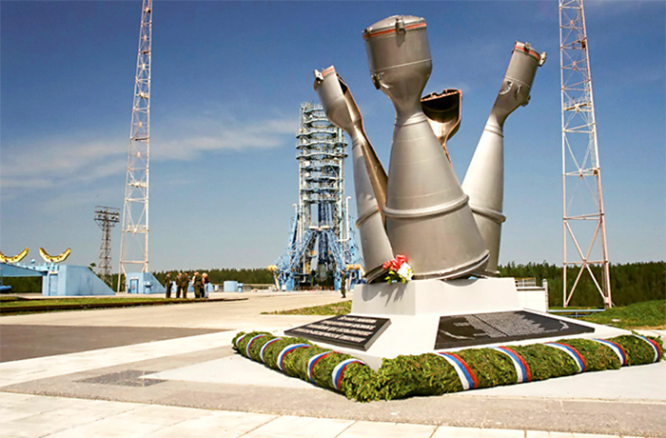 Памятник «Покорителям космоса, погибшим при испытаниях ракетно-космической техники» на космодроме «Плесецк»