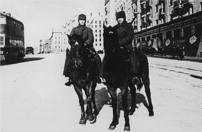 Конный патруль ОМСДОНа на улице Москвы. 1941 г.