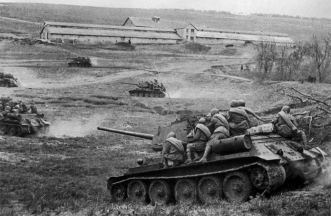 Советские танки Т-34-85 с десантом идут в бой за станцию Раздельная в районе Одессы