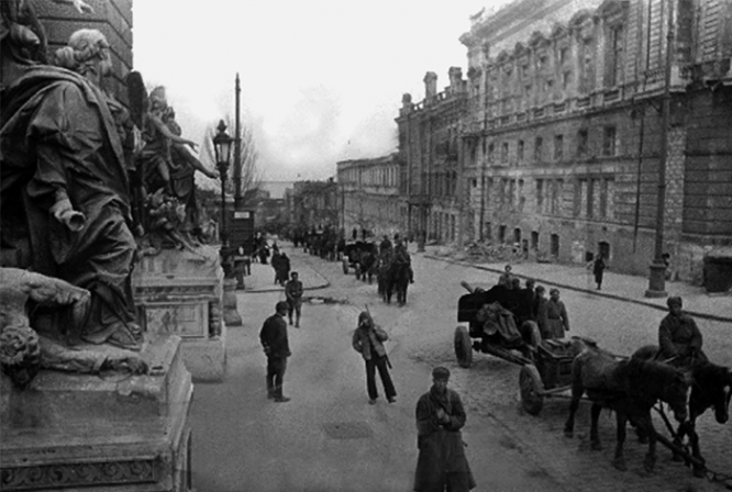 Части Красной армии на улице освобождённой Одессы, апрель 1944 г.