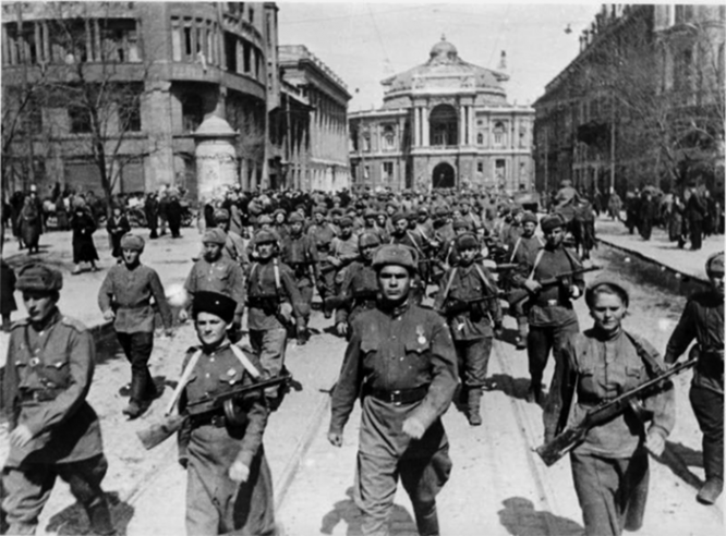 Советские войска на улице Ленина в освобожденной Одессе. На заднем плане Одесский оперный театр. 10 апреля 1944 г.