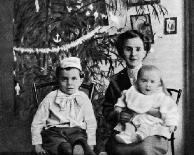 Марина, ее брат Рома и их мама Анна Спиридоновна Малинина. 1913 г.