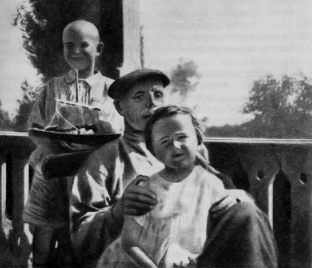 Марина и брат Рома с отцом, Михаилом Дмитриевичем Малининым. 1917 г.