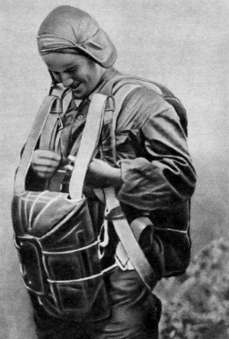 Перед парашютным прыжком в лагере Военно-воздушной академии имени Н. Е. Жуковского. 1934 г.
