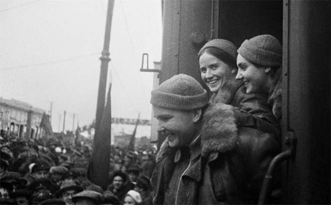 Когда летчицы возвращались в Москву по Транссибу, их триумф праздновали во всех городах