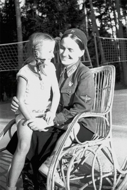Марина Раскова с дочерью Таней