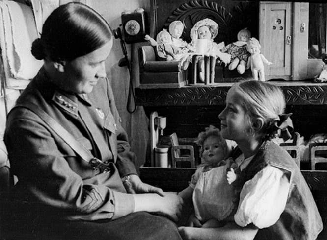 Марина Раскова с дочерью Таней. 1938 г.